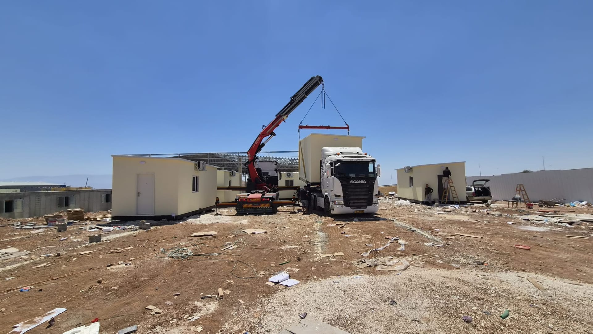 שורת ממ"דים בבנייה באתר פרויקט
